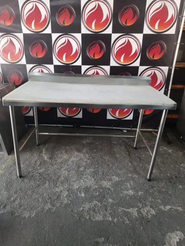 Mesa com espelho estrutura de inox com tampo de politileno usada em ótimo estado <br>