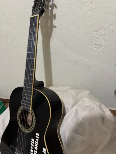 violão Memphis AC-39 BK (pela Tagima), na cor preta, com encordoamento de náilon.