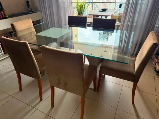 Jogo de mesa com aparador