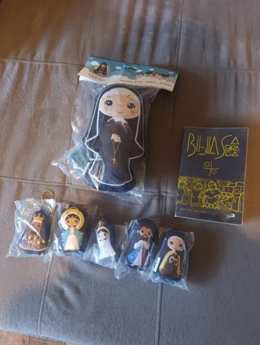 Bíblia católica + pelúcia Nossa senhora padoeira e chaveiro