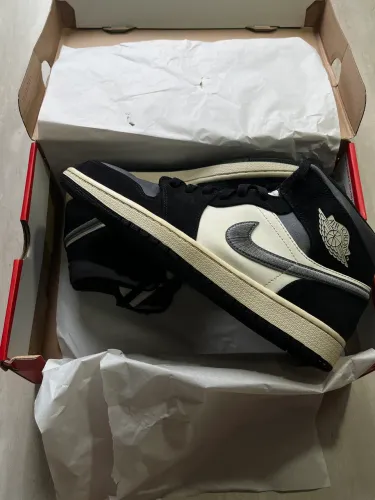 Air Jordan 1 Mid - Satin Grey Toe