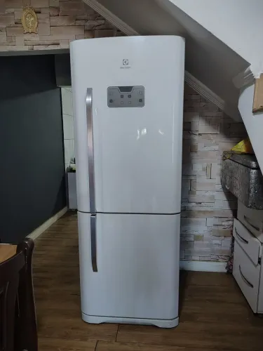 Geladeira eletrolux db52 c/ defeito