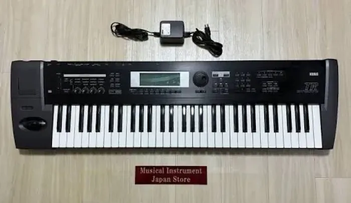 TECLADO KORG TR61 Workstation/Sintetizador Profissional