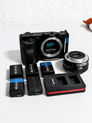 Sony ZVE10 + Lente 16-50mm + CAGE SMALLRIG + 5 baterias