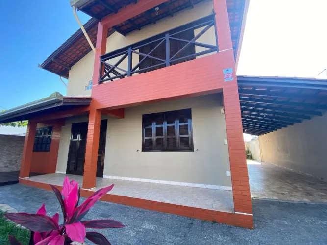 Casa com 4 dormitórios no bairro Itacolomi em Balneário Piçarras/SC (Cód. 16582)