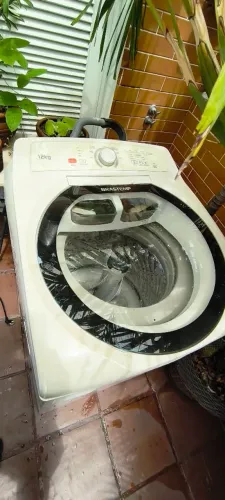 Máquina de lavar Brastemp 12kg com defeito. Vazando água por baixo