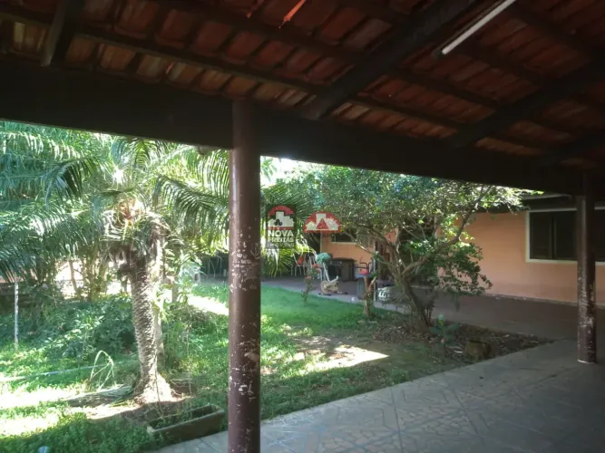 Vende-se casa no Indaiá, com quintal grande e vaga coberta para três carros!