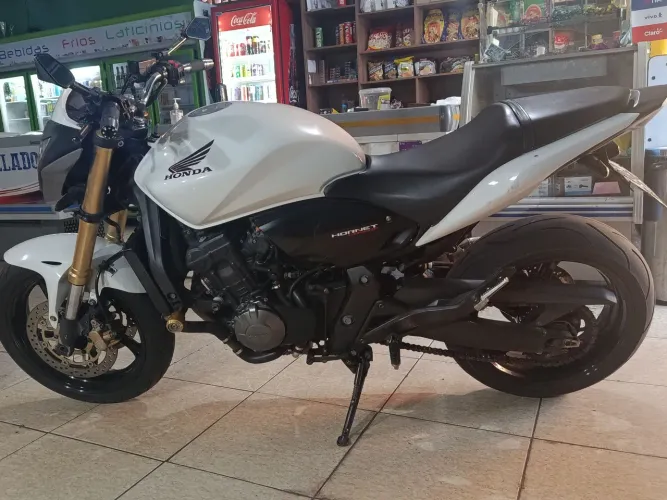 Vendo Hornet Branca 2013