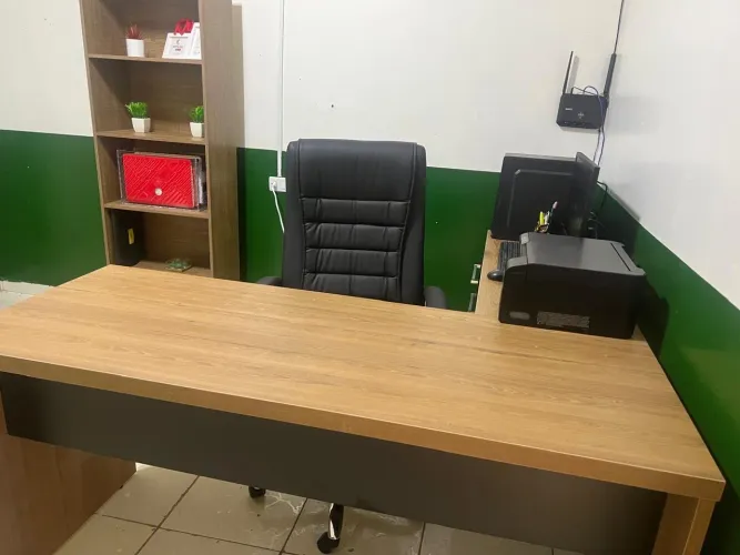 Mesa e armário de escritório 