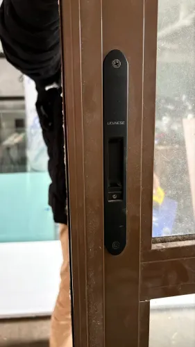 Porta de esquadria de alumínio linha suprema marrom 