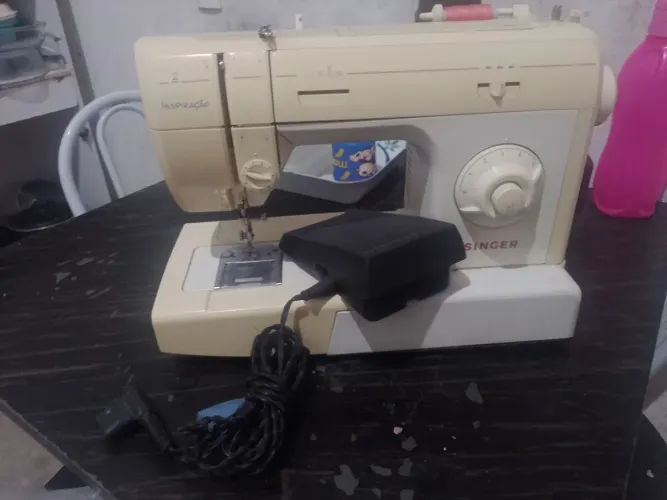 Máquina de costura singer