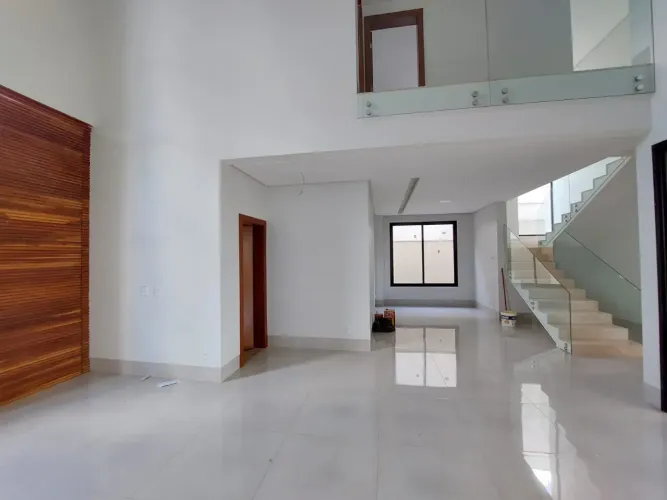 Casa com 4 suítes à venda no Jardins Valência, com 389m², Goiânia - GO.