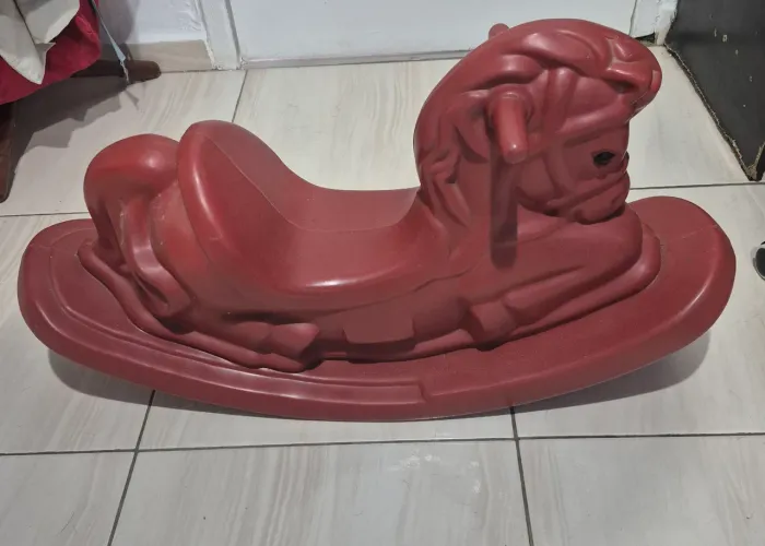 Cavalinho vermelho de balanço 