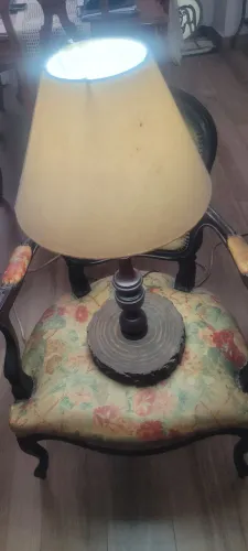 ABAJURE EM MADEIRA CLÁSSICO COM CÚPULA