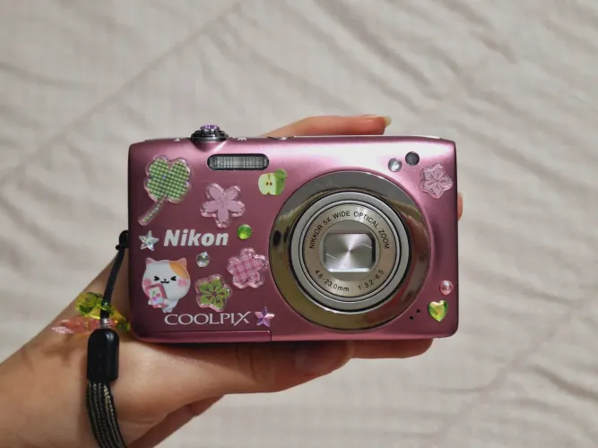 câmera digital rosa Nikon Coolpix