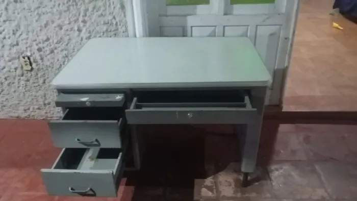 Vendo mesa de escritório de alumínio