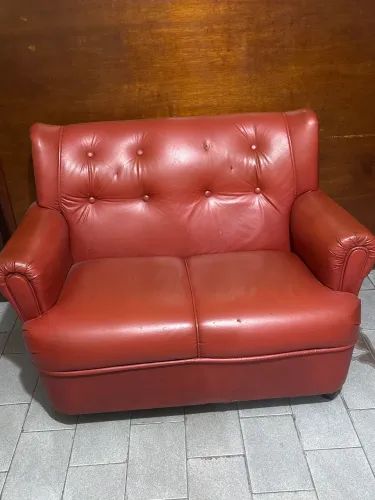 Sofá retrô vermelho