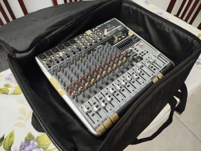 Mesa de som Behringer 16 canais