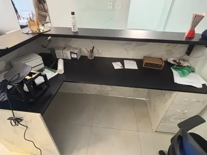 Balcão de Recepção em "L" de MDF com Acabamento Efeito Mármore