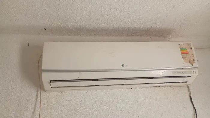 Tem um ar condicionado ele liga mas não tá gelando só fica ventilando a marca LG