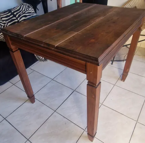 Mesa pequena em madeira 90x70( A RETIRAR NO LOCAl)