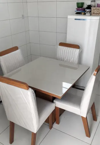 Mesa posta 4 cadeiras