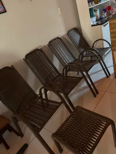 Conjunto com 4 cadeiras e uma mesa
