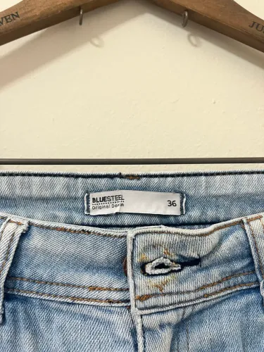 Lote com 2 shorts jeans lavagem clara número 36 ( um deles é Renner)