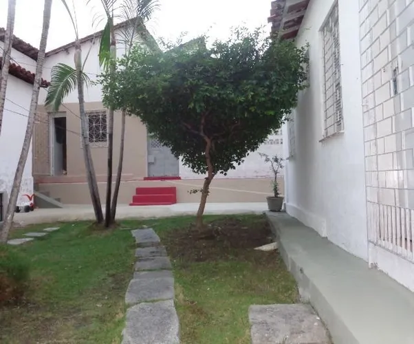 Quitinete de quarto com WC na Rua Tibúrcio Cavalcante próx. à Av. Pe. Antônio Tomás