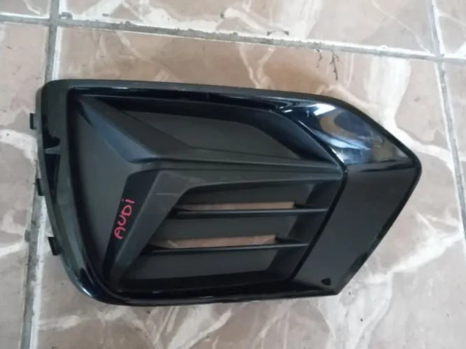 Grade do farol de milha Lado esquerdo Audi Q3 2020 2021 (83A 807 681 B)