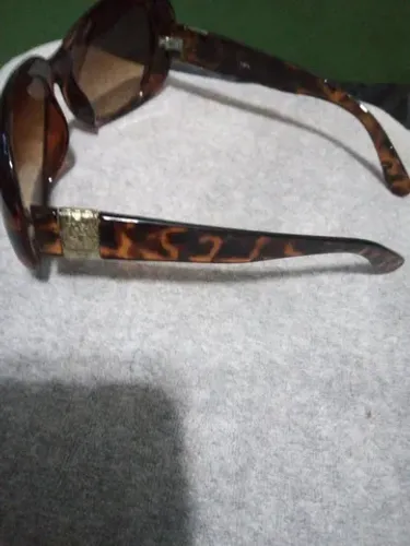 Óculos de sol feminino no estado como nas fotos marca de qualidade chama ?