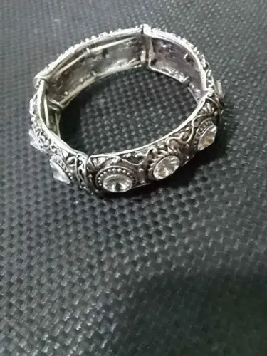 Pulseira com strass, ajustável no pulso. 