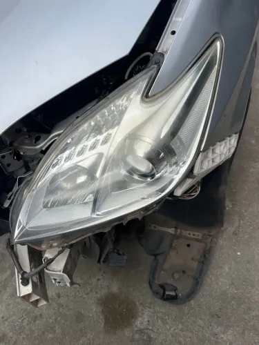 W farol esquerdo do prius 2015 