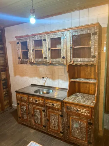 cozinha em madeira de demolição , fabricamos sob medida , temos um ótimo acabamento.