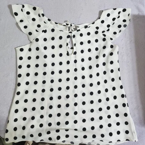 Blusa branca de bolinhas