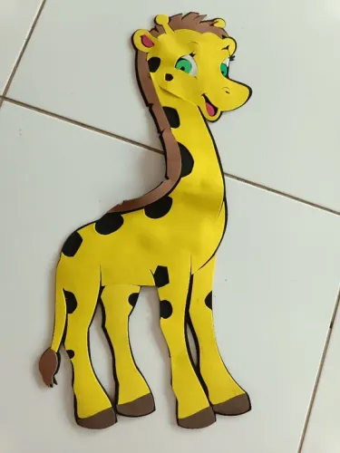Girafa para decoração grande em EVA 65 cm por 30 reais.