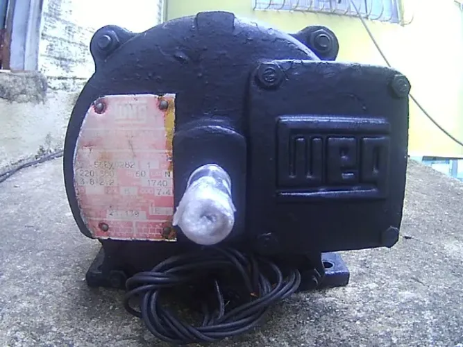 Motor Elétrico Trifásico a prova de explosão WEG 1CV de 1740 Rpm 220/380V  