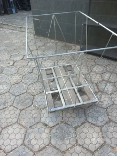 Carrinho tipo cesto medindo aproximadamente 95x65cm e 88cm altura, com 4 rodinhas