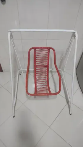 Balanço infantil de metal