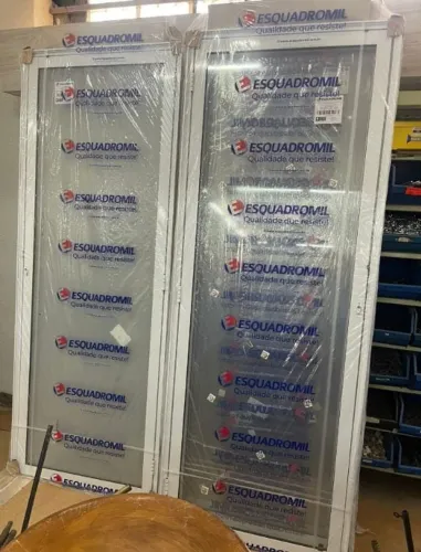 Estilosa e de qualidade porta estilo blindex esquadria branca - toda em vidro - R$999,90