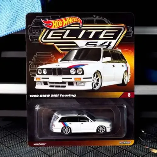 Miniatura Hot Wheels® Elite 64 1990 BMW 318i Touring
