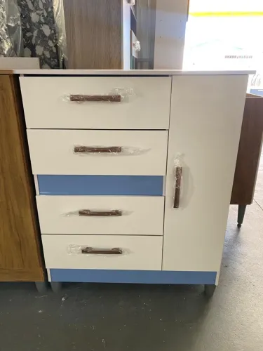 Cômoda moderna com gavetas e porta - entrego