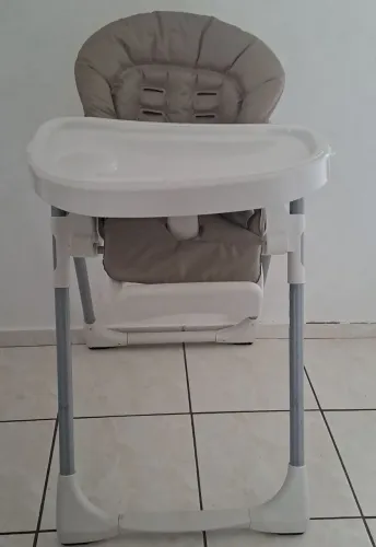 cadeira alta para bebê (ou cadeirão de alimentação).