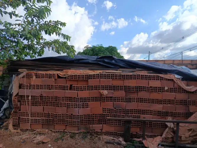 Vendo material de construção Ferragem e 3 milheiros de tijolos