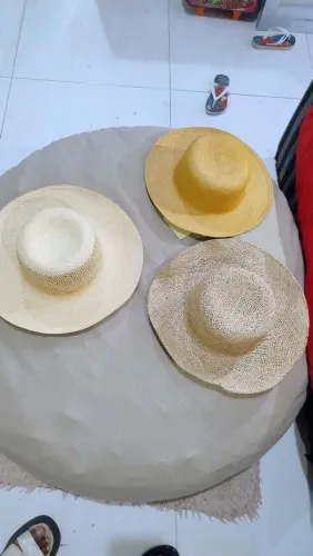  Lote com três Chapéus de palha natural e tbm de palha de Juta ( Marcatto) 