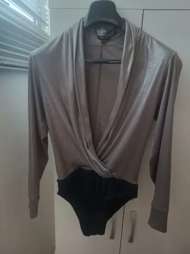 Body Lelis Blanc Original Prata com Decote V