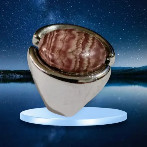 Anel de Prata com Cabochon Central de Pedra Rosa Rajada