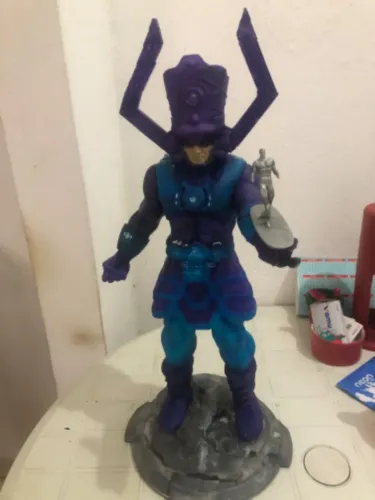 Vendo esculturas tradicionais de heróis 