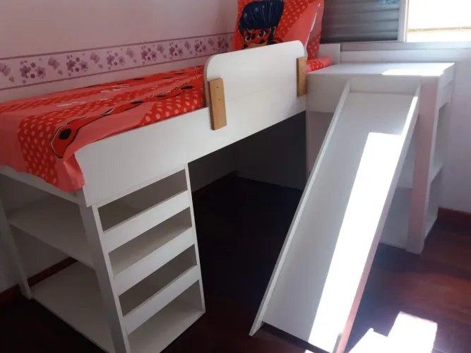 Cama infantil tamanho solteiro com escorregador e prateleira, colchão incluso