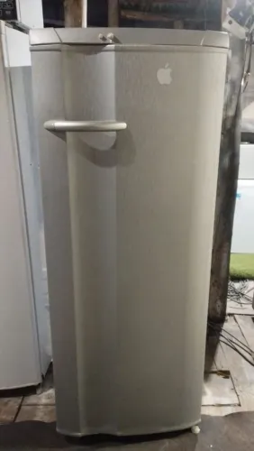 Geladeira envelopada em aço escovado